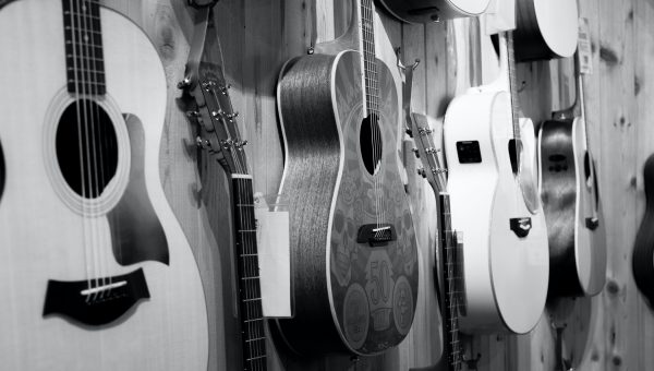 Lire la suite à propos de l’article Quelles sont les différences entre une guitare classique et une guitare folk ?