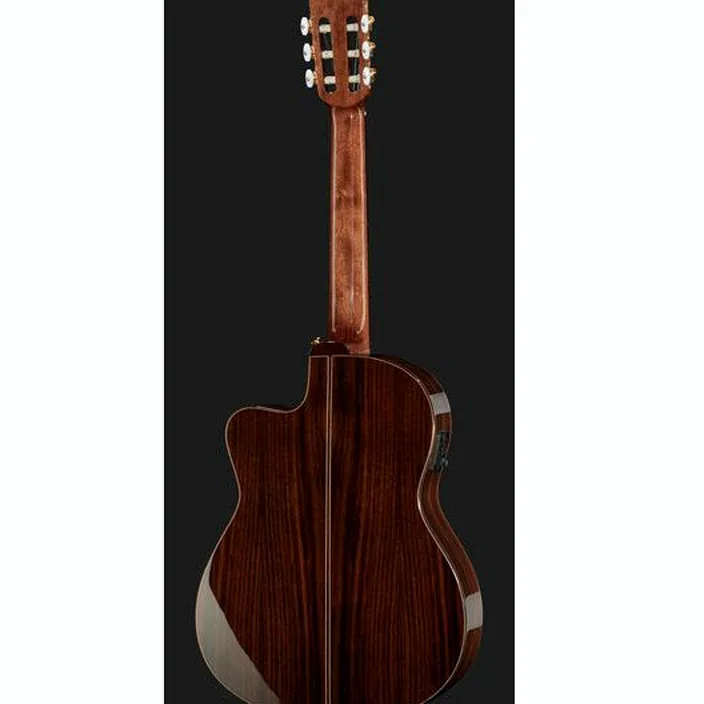 Et Test de la guitare Ortega RCE158SN-TSB