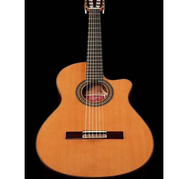 Et Avis de la guitare Classique Ramirez CUT 2-Trio VT