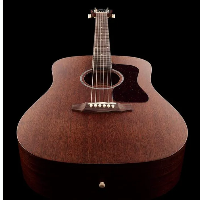 Et Avis de la guitare Guild D-20 Nat USA