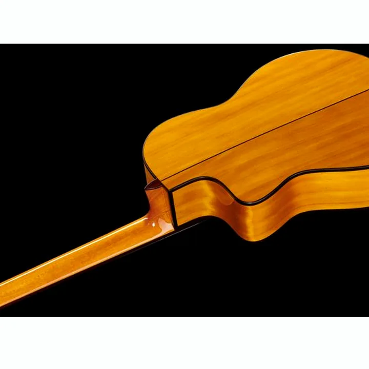 Avis & Test de la guitare Cordoba GK Studio Edge Burst