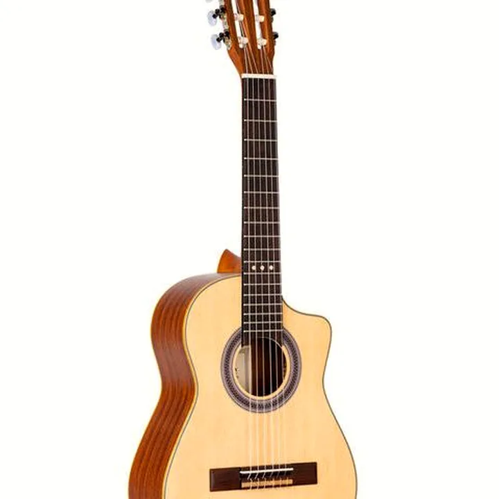 La guitare Ortega RQ25 Requinto : Avis, Comparatif, Test