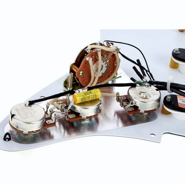 Seymour Duncan STK-S10S WH Pickguard YJM Fury , Avis, Test & Comparatif