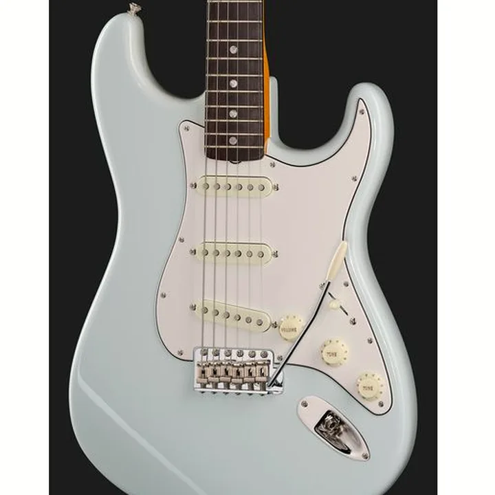 Test & Avis Guitare électrique Fender AV II 65 Strat RW SNB