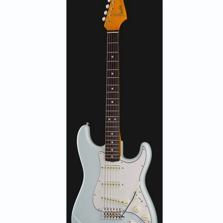 Test & Avis Guitare électrique Fender AV II 65 Strat RW SNB